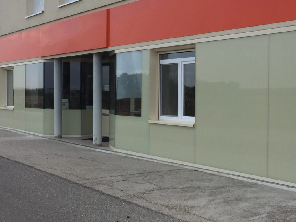 Hausfassade mit Colorglas